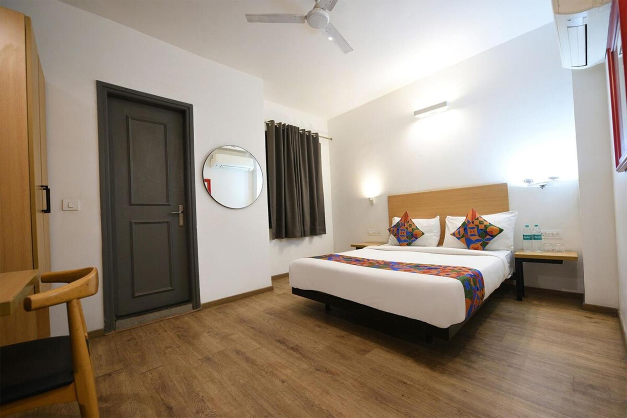 Hotel Crown Inn Faridabad Zewnętrze zdjęcie