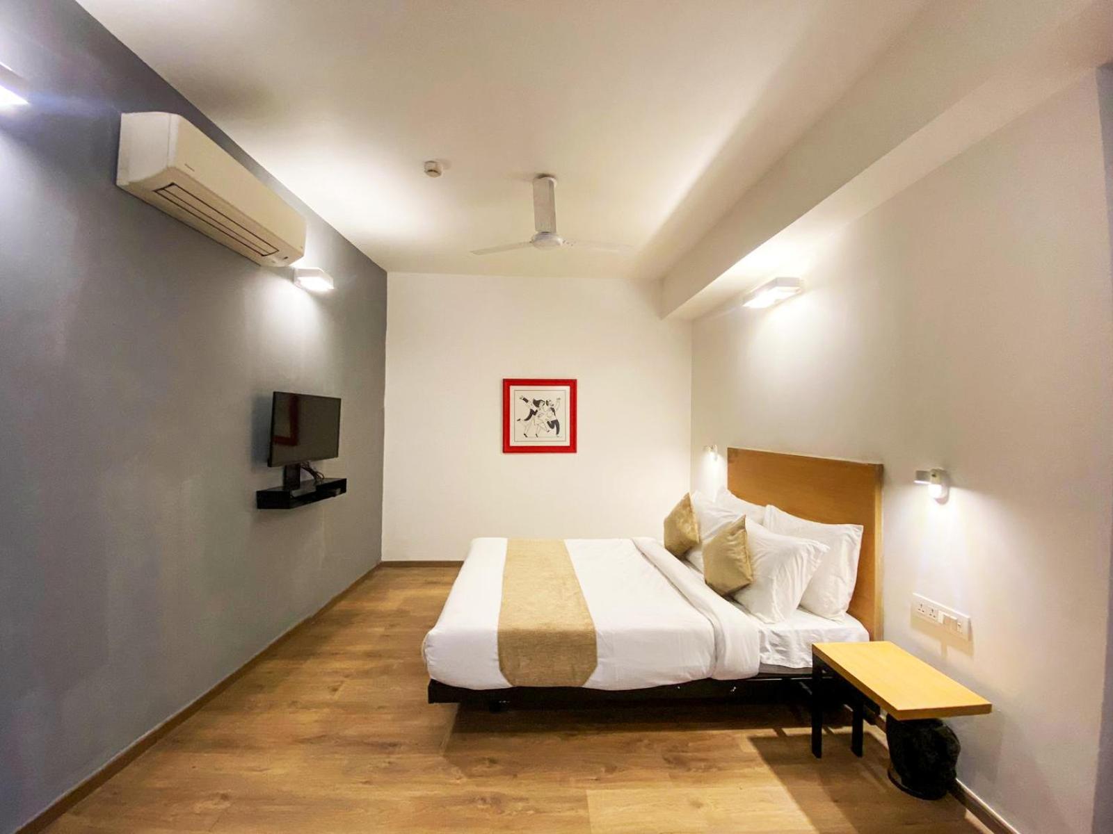 Hotel Crown Inn Faridabad Zewnętrze zdjęcie